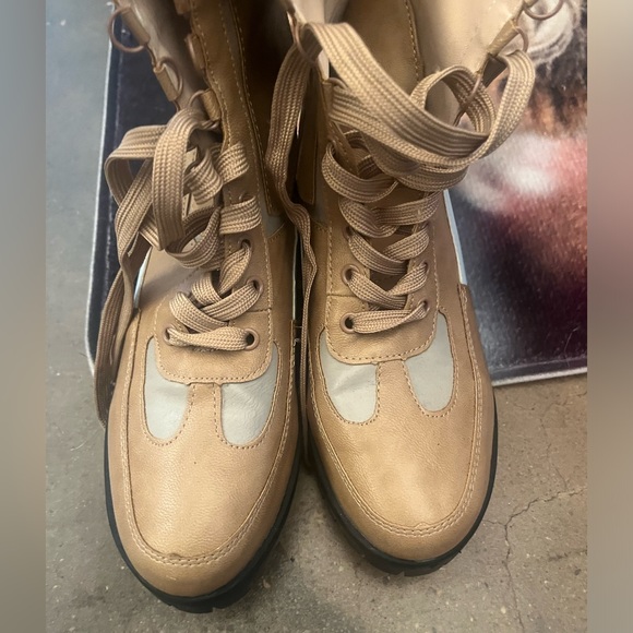 CHASE AND Chloe boots 🥾 size 7 women’s. Tan, blue and orange with black heel - Picture 2 of 7